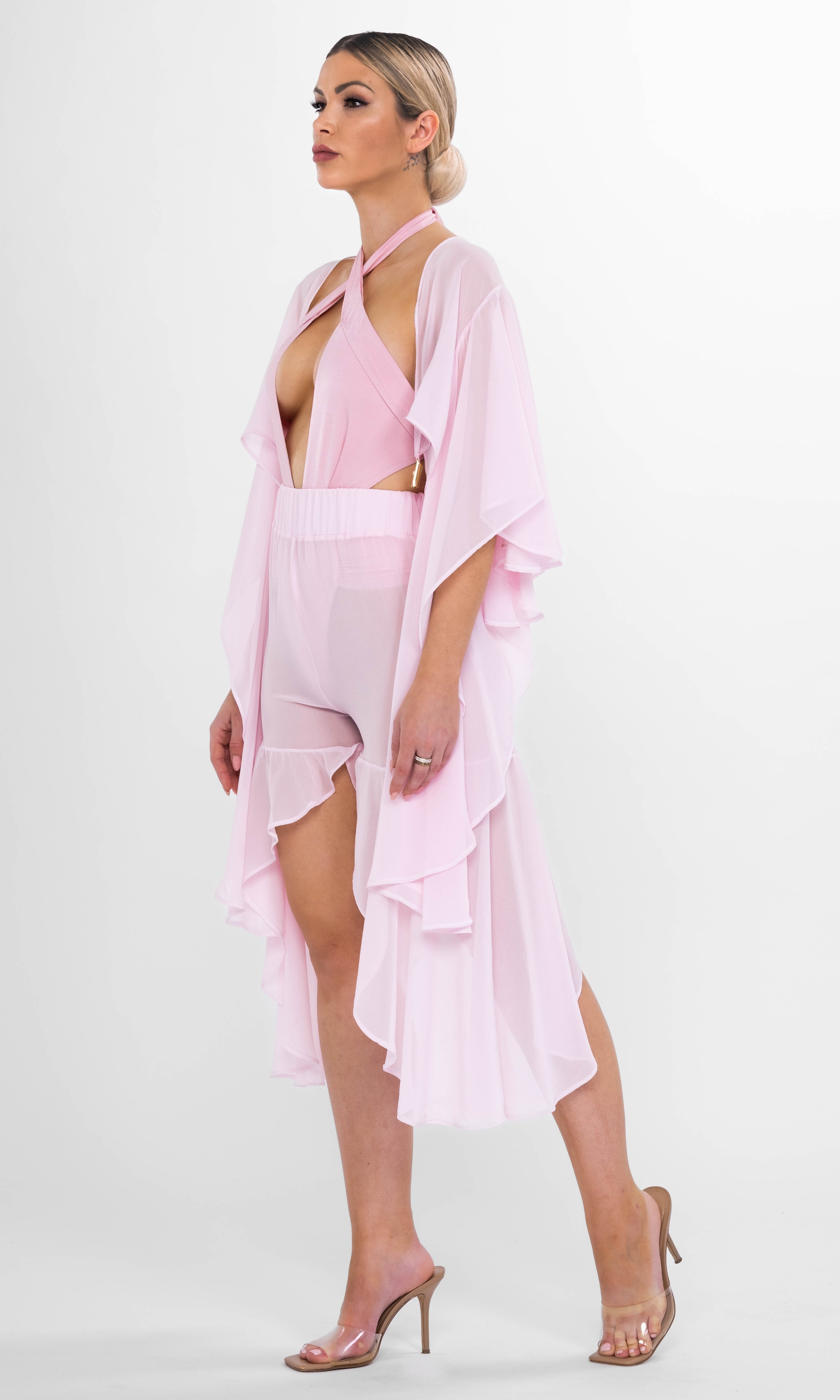 Elegant Rosmary beachwear set in pink by Antoninias, featuring a flowy kimono and high-waist shorts perfect for resort elegance.