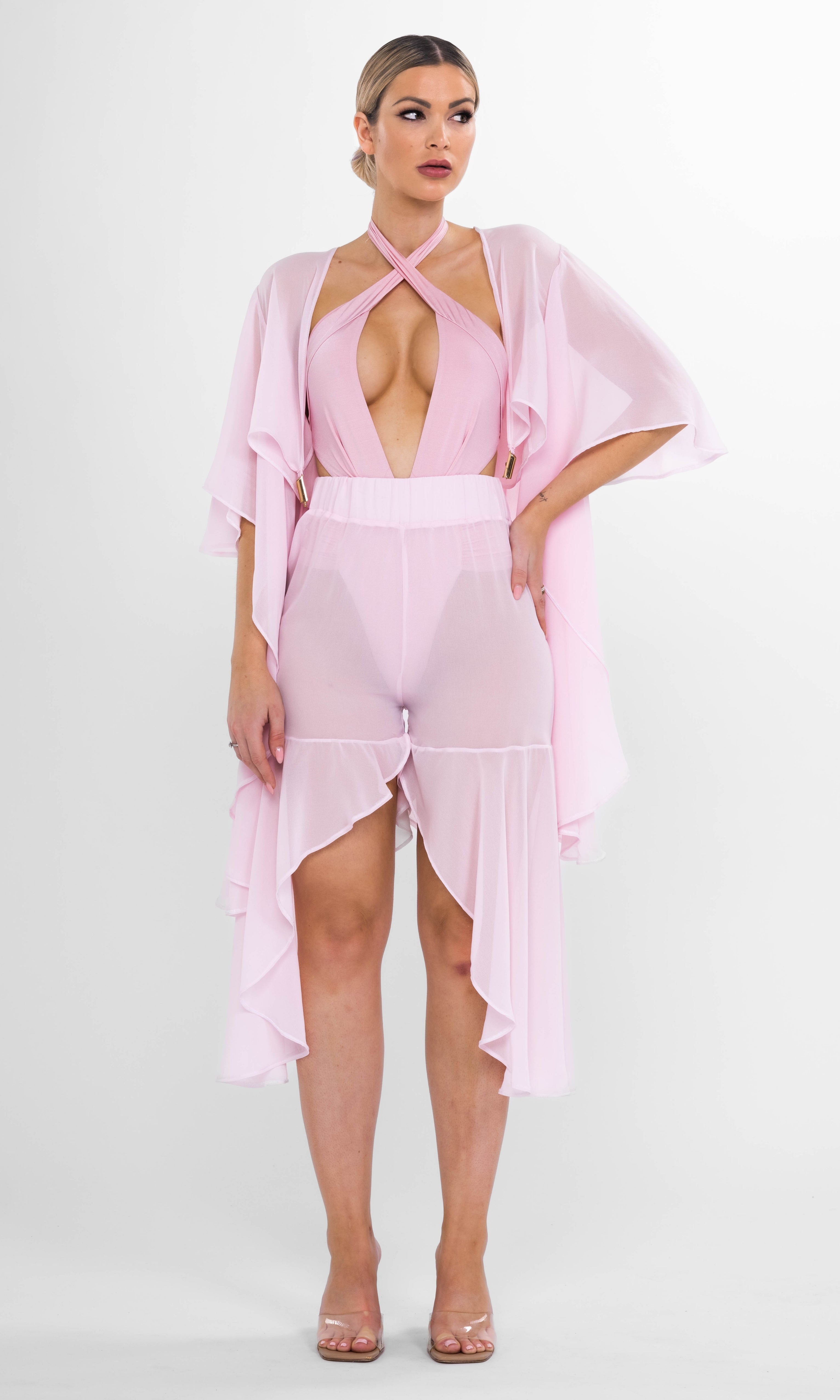 Elegant Rosmary beachwear set in pink by Antoninias, featuring a flowy kimono and high-waist shorts perfect for resort elegance.